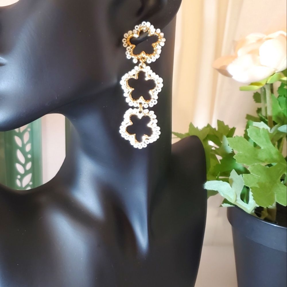WHITE Seed Bead Flower Earrings - Picture 3 of 6